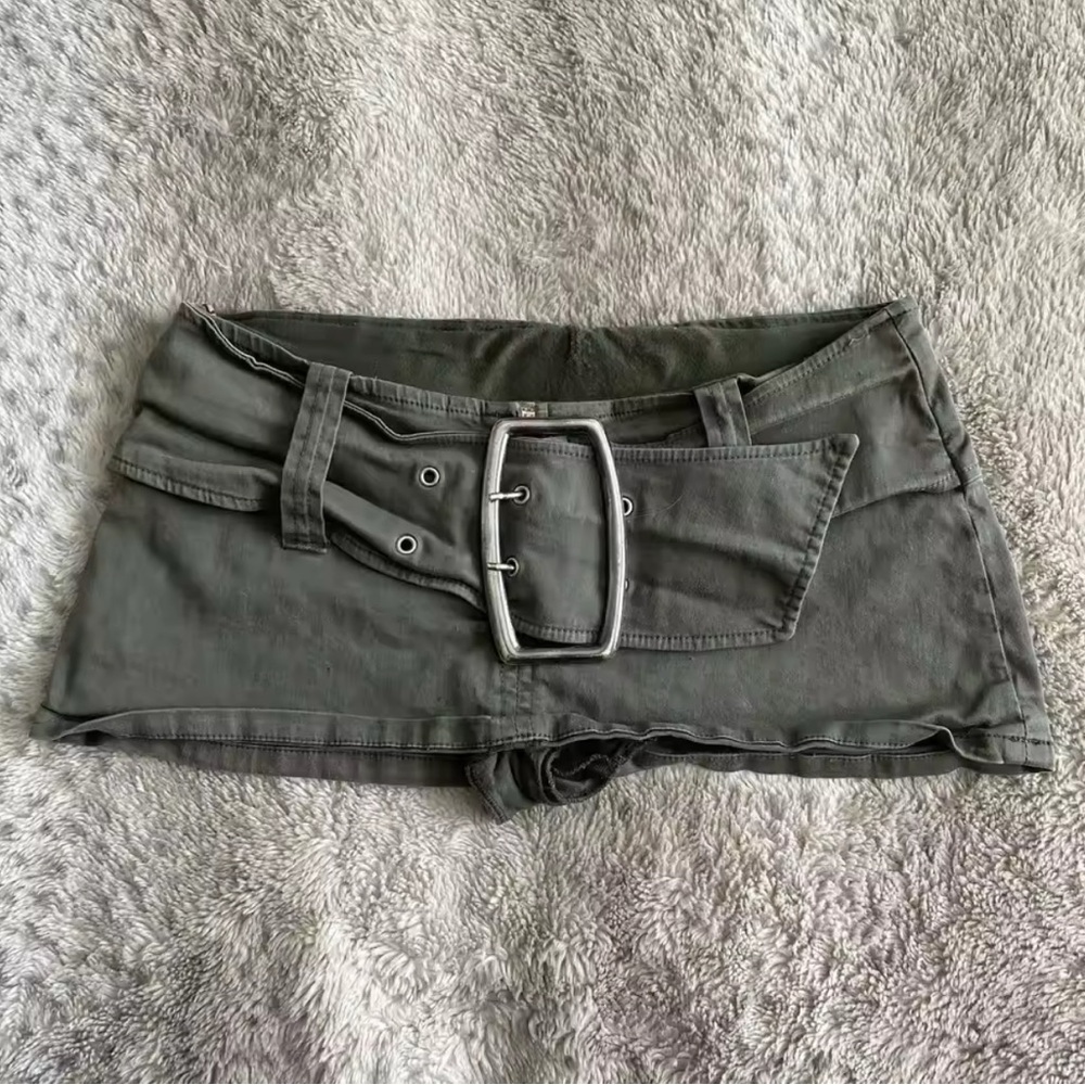 Chic Gray Mini Skirt with Modern Design